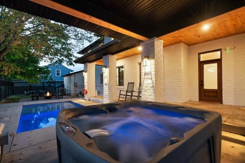 The Davis Luxury Retreat Villa 1-Block from Dolly House in Sevierville