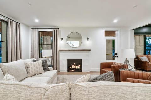 The Davis Luxury Retreat Villa 1-Block from Dolly House in Sevierville