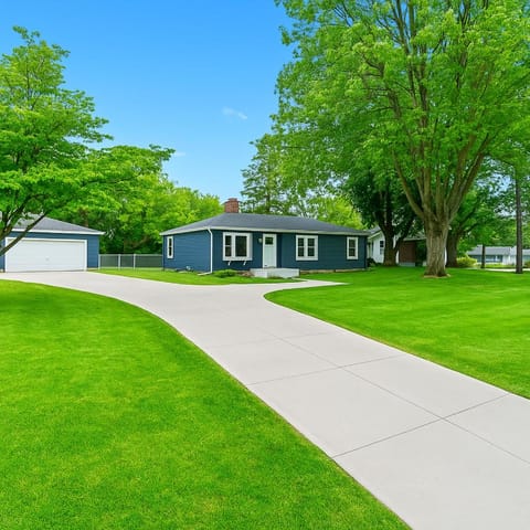 New! Private Lakefront Retreat 3BR 2BA Game Room House in Waterford Township