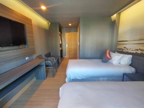 Bed, TV and multimedia, Photo of the whole room, Bedroom