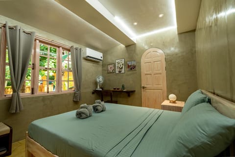 Bed, Photo of the whole room, Seating area, Bedroom, air conditioner