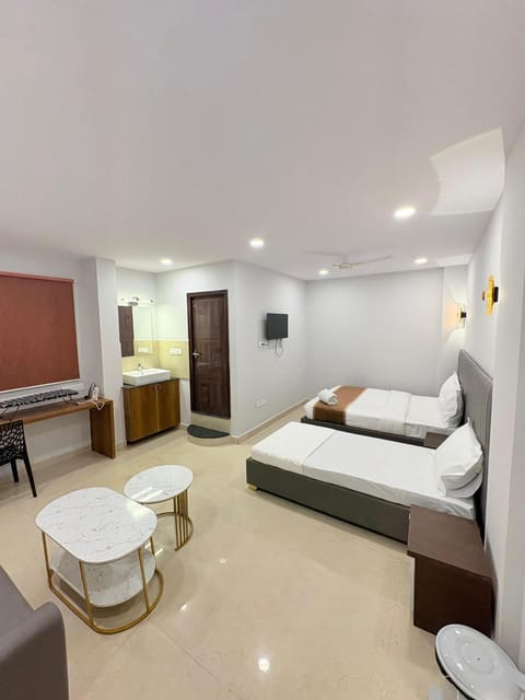Bed, TV and multimedia, Photo of the whole room, Seating area, Bedroom