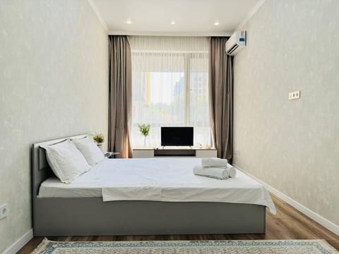 Bed, TV and multimedia, Photo of the whole room, Bedroom