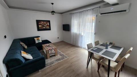 Communal lounge/ TV room, Living room, Seating area, air conditioner