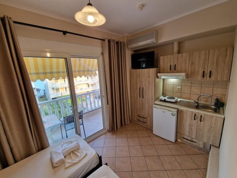 Bed, Kitchen or kitchenette, kitchen