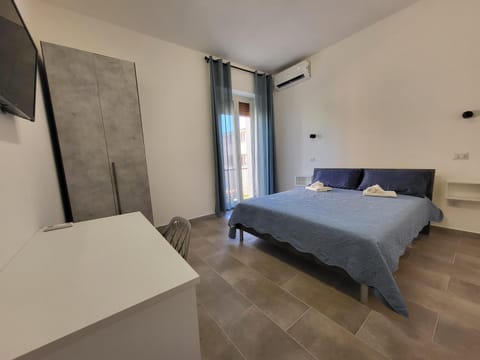 Bed, TV and multimedia, Photo of the whole room, Bedroom, towels