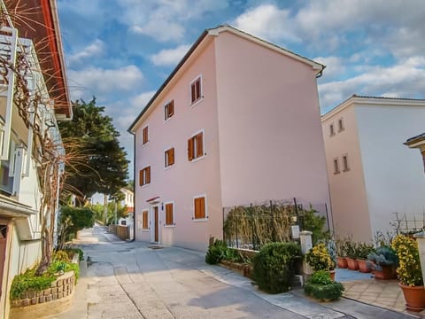 Property building, Day, Neighbourhood