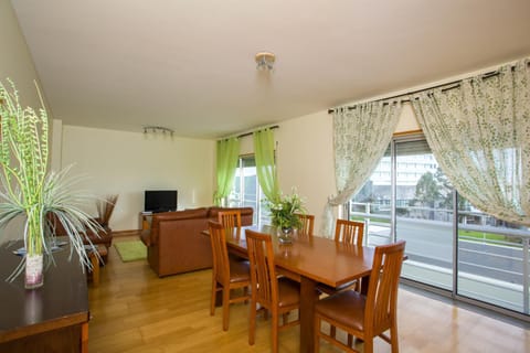 TV and multimedia, View (from property/room), Living room, Photo of the whole room, Seating area, Dining area, City view, Garden view, Landmark view