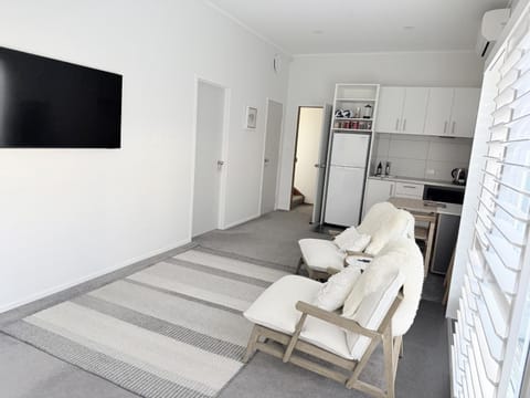 TV and multimedia, Kitchen or kitchenette, Living room, Seating area