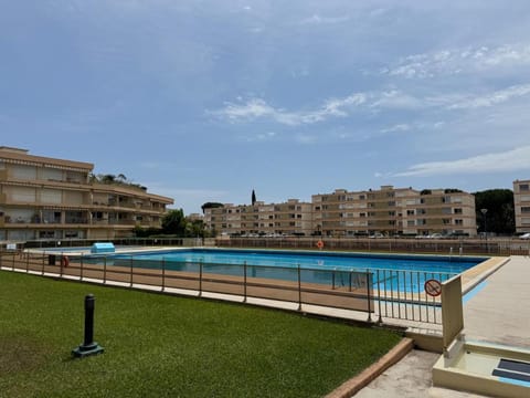 Studio proche de la mer, piscine, climatisation et wifi Apartment in Mandelieu-La Napoule