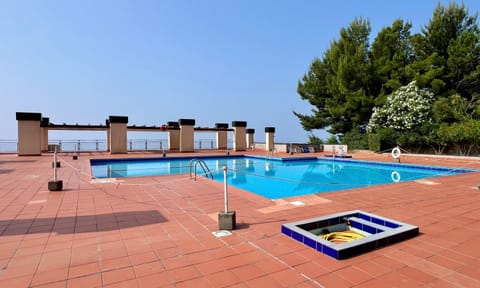 Bilocale con piscina condominiale Apartment in Varazze