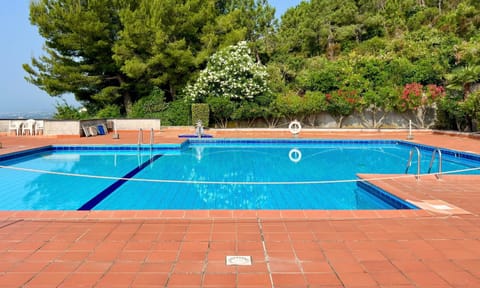 Bilocale con piscina condominiale Apartment in Varazze