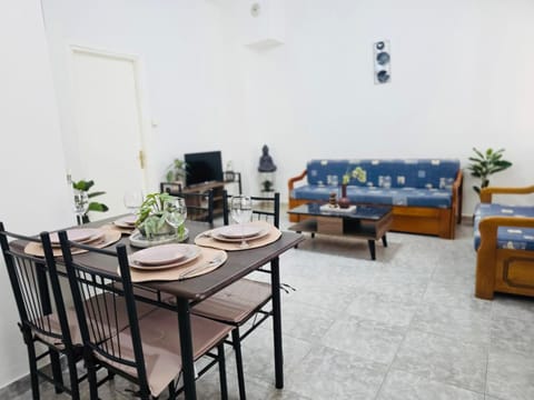 Seating area, Dining area