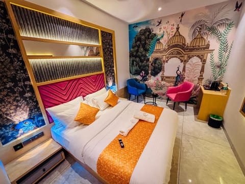 Bed, TV and multimedia, Photo of the whole room, Seating area, Bedroom