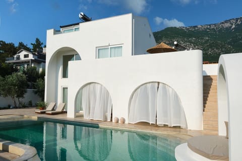 Property building, Patio, Day, Natural landscape, Mountain view, Pool view, Swimming pool, Swimming pool, sunbed