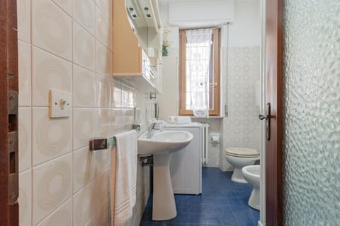 Shower, Toilet, Bathroom, bidet, towels