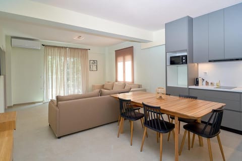 Kitchen or kitchenette, Living room