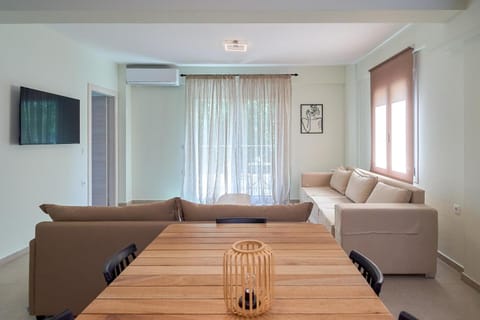 TV and multimedia, Living room, Seating area, Dining area, air conditioner