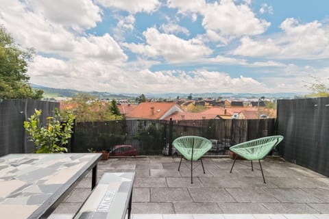 View (from property/room), Balcony/Terrace, Mountain view