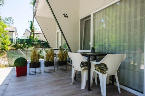 Patio, Day, Garden, View (from property/room), Balcony/Terrace, Living room, Seating area, Dining area, Garden view