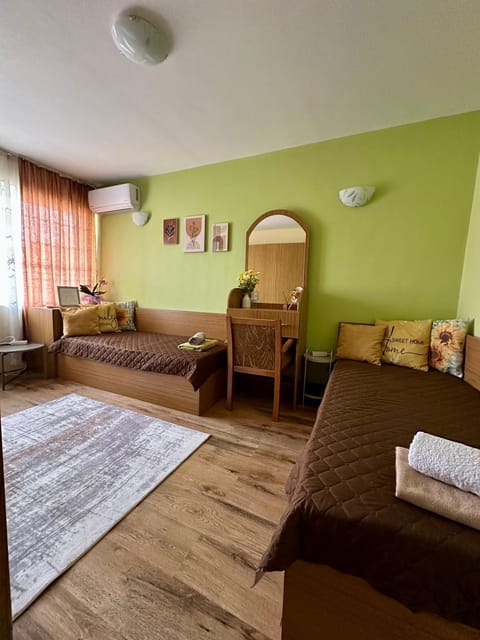 Bed, Seating area, Bedroom, children