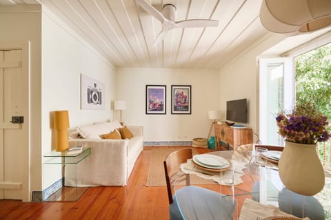 Nearby landmark, TV and multimedia, Balcony/Terrace, Living room, Dining area, City view, Landmark view, internet