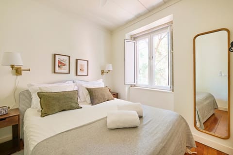 Nearby landmark, Bed, Photo of the whole room, Bedroom, City view, Garden view, Landmark view, internet, wardrobe