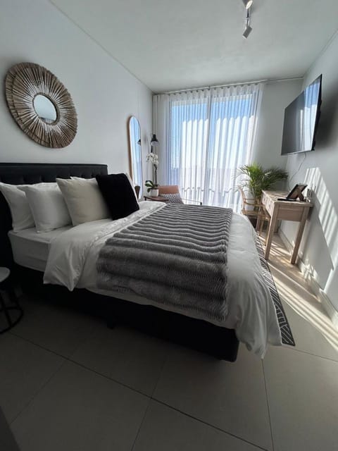 Bed, TV and multimedia, Photo of the whole room