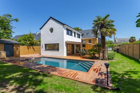 Patio, Spring, Day, BBQ facilities, Garden, Garden view, Pool view, Swimming pool, sunbed