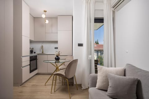Kitchen or kitchenette, Living room, Seating area, Dining area, oven, stove