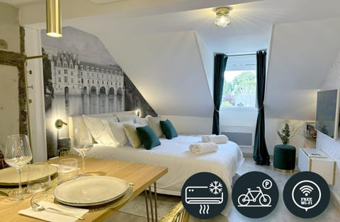Bed, Dining area, Bedroom, air conditioner