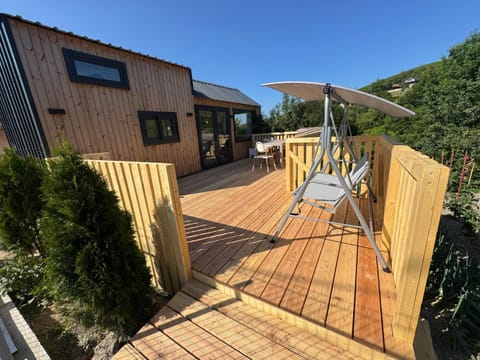Property building, Day, Natural landscape, Balcony/Terrace, sunbed