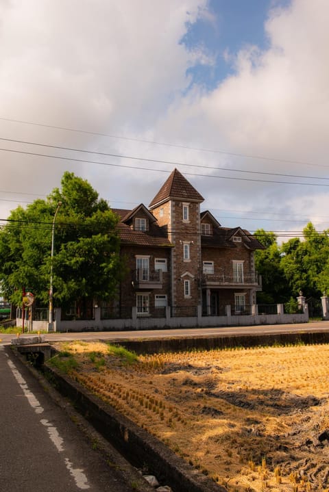 Property building, Day