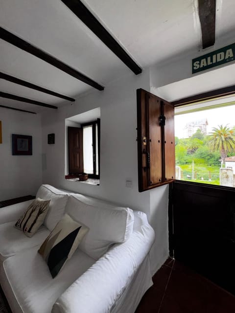 Living room, Photo of the whole room