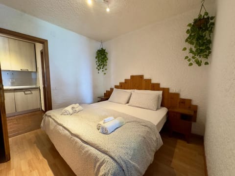 Bedroom, towels