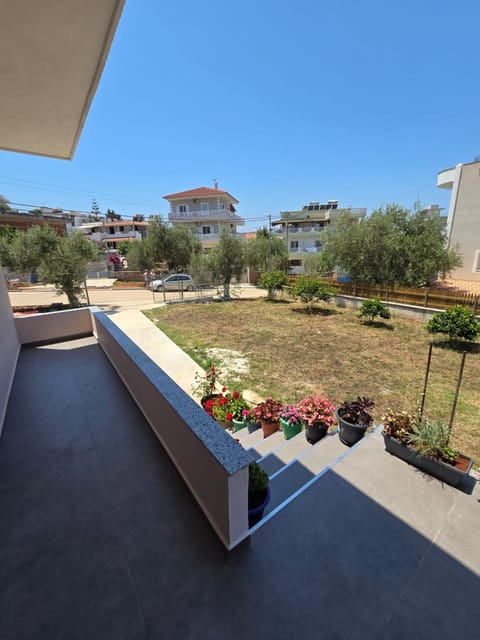 Property building, Spring, Day, Garden, View (from property/room), Balcony/Terrace, Garden view