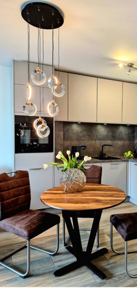 Dining area, kitchen