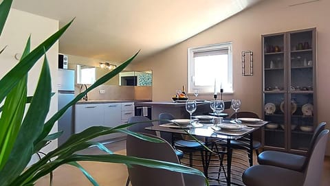 Balcony/Terrace, Kitchen or kitchenette, Living room, Food and drinks, Seating area, Dining area, Tennis court, Food, internet, internet, oven, toaster, toaster
