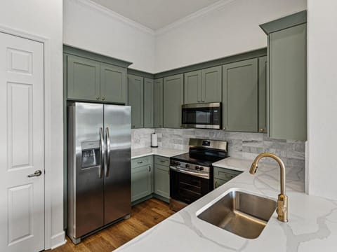 Coffee/tea facilities, Kitchen or kitchenette, dishwasher, oven, stove, toaster