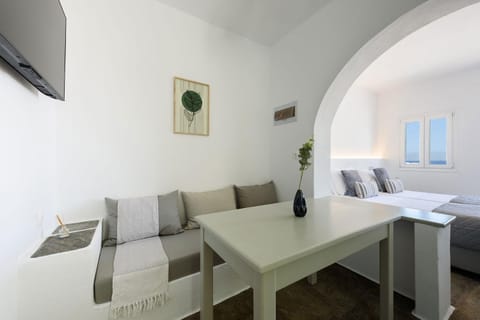 Bed, TV and multimedia, Seating area, Dining area, Bedroom