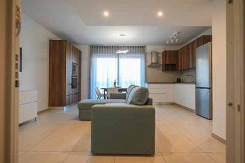 TV and multimedia, Kitchen or kitchenette, Living room, Lounge or bar, Photo of the whole room, Seating area, Dining area, stove, kitchen