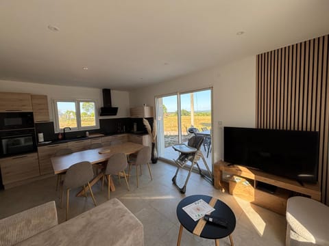 Communal lounge/ TV room, Kitchen or kitchenette, Living room, Dining area