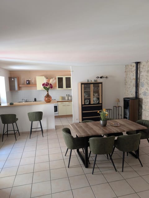 Kitchen or kitchenette, Dining area, stove