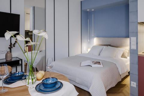Bed, TV and multimedia, Dining area, Bedroom