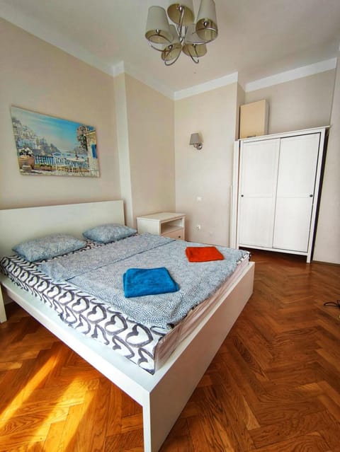 Bed, Bedroom, towels