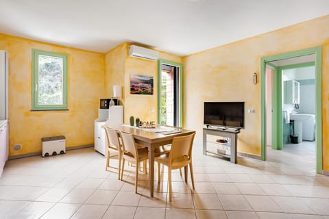 TV and multimedia, Living room, Seating area, Dining area, microwave, air conditioner, air conditioner