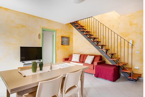 Day, TV and multimedia, Living room, Seating area, Dining area