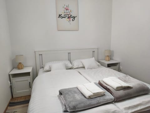 Bed, Bedroom, towels