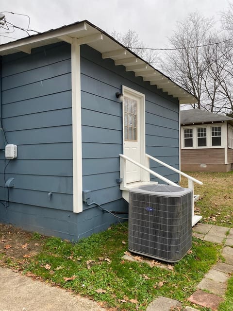 Cozy Chestnut Cottage- Downtown favorite! House in Tupelo