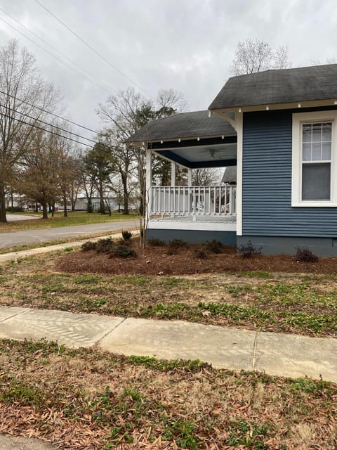 Cozy Chestnut Cottage- Downtown favorite! House in Tupelo